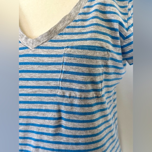 GAP Essential V-Neck Tee Women’s XS Blue Gray Striped Short Sleeve Cotton - Picture 5 of 5